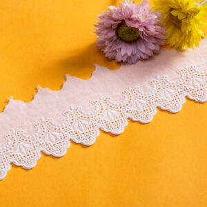 Renda com ilhós de algodão branco